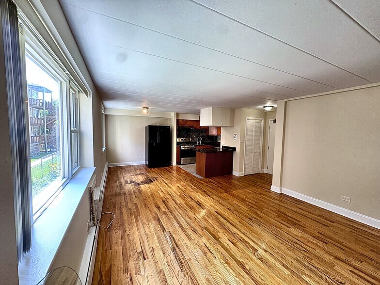 Building Photo - 2115 W Farwell Ave