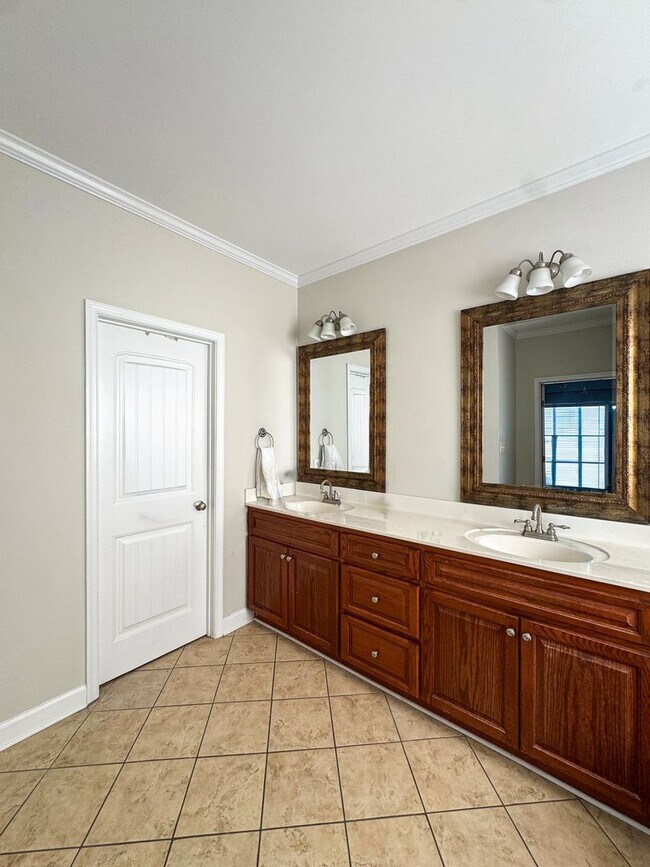 Building Photo - Well-Maintained 4 Bed 2.5 Bath Home with a Pool