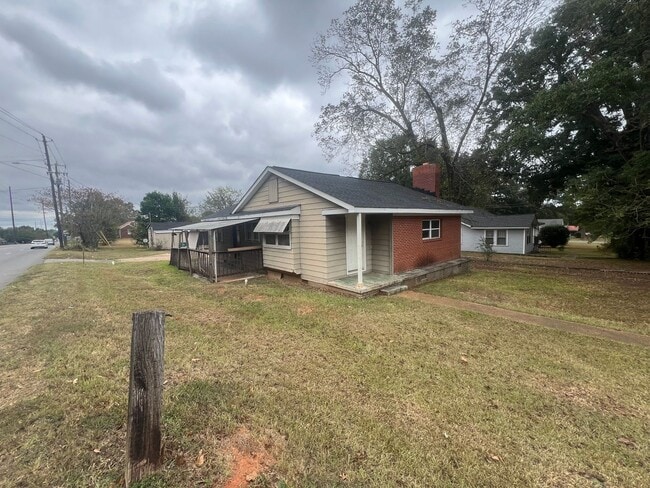 Building Photo - 3 bedroom 1 bathroom single level home