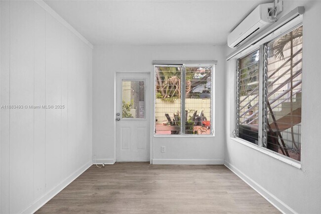 Building Photo - 2822 Pine Tree Dr