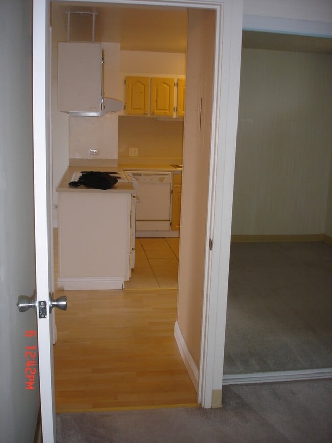 Building Photo - Partly Furnished 1 Bedroom 1 bath with 1 p...