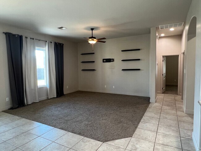 Building Photo - 4 BEDROOM HOME!
