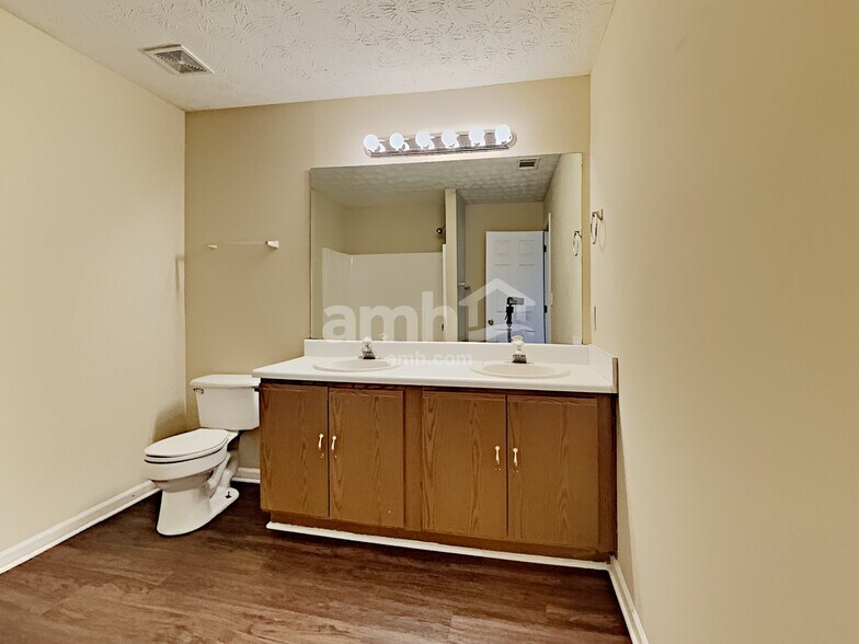 Building Photo - 186 Dean Way