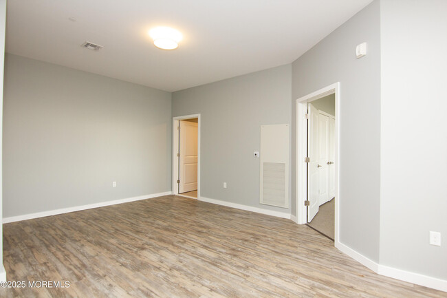 Building Photo - 1075 Stephenson Ave
