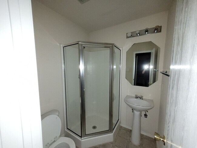 Building Photo - 2 BEDROOM 2 BATHROOM    NO PETS
