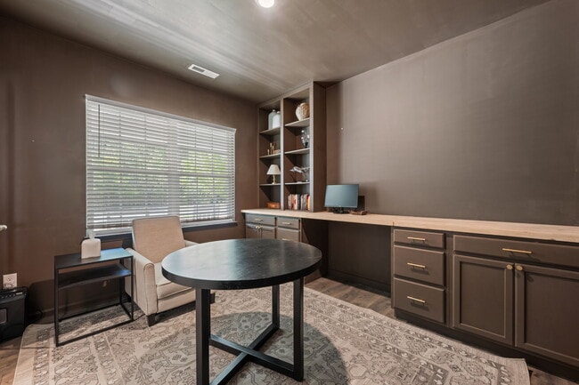 Building Photo - 1009 Chiles Dr