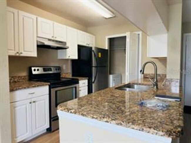 Building Photo - 2550 N Alafaya Trail