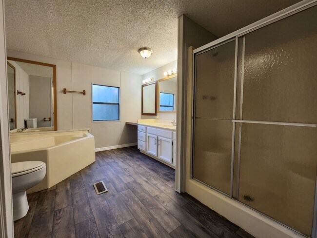 Building Photo - 3 Bed  2 Bath  2 Garage/Workshop and Fenced