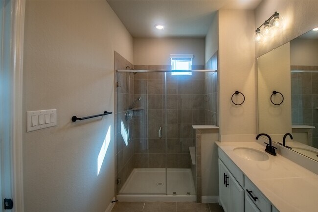 Building Photo - 16018 Oregon Oak Dr