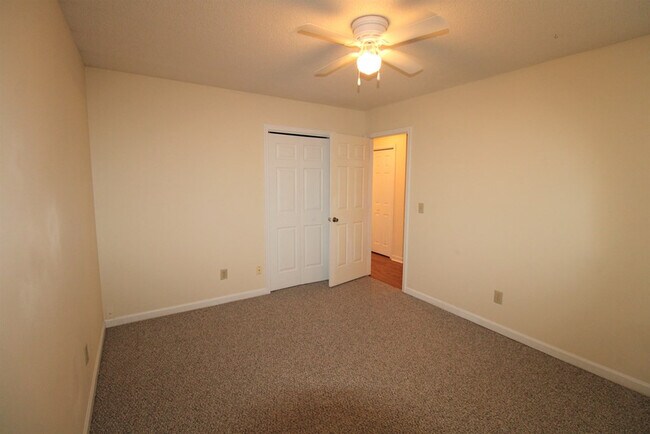 Building Photo - 60 Crowndale Ct