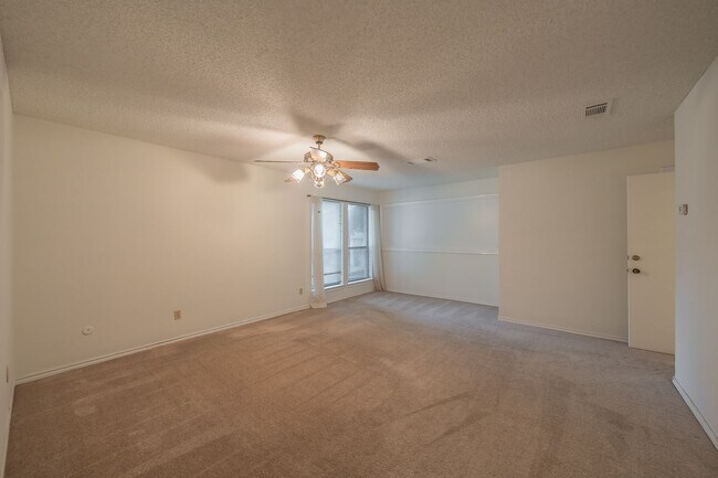 Building Photo - Amazing Townhome