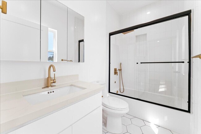 Building Photo - 4017 1/2 Mont Clair St-