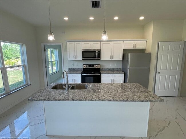 Building Photo - Large 4 Bedroom 2 bath-Lake Placid