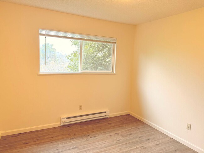 Building Photo - 2bed/1 Bath Second Level Unit on Near SE Powell/Ross Island Bridge