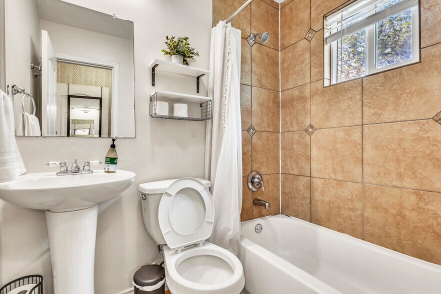 Building Photo - 4603 Lennox Dr