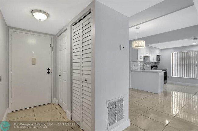 Building Photo - 4156 Inverrary Dr
