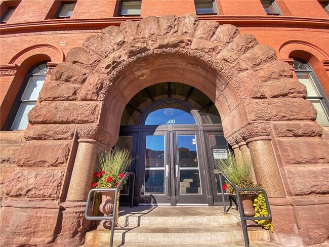 Building Photo - 300 Wall St