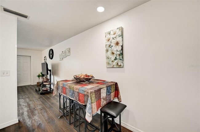 Building Photo - 618 S Osprey Ave