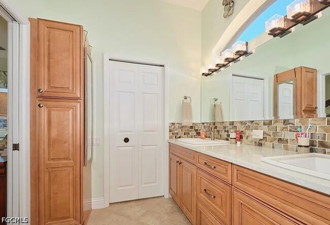 Building Photo - 16320 Willowcrest Way
