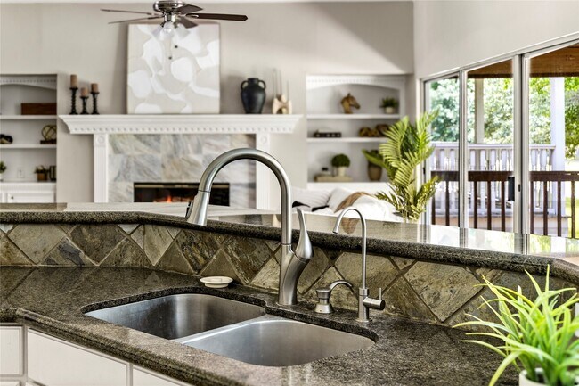 Building Photo - 170 April Cove