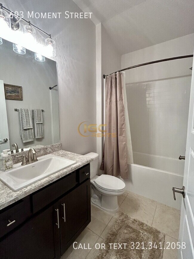 Building Photo - 693 Moment St