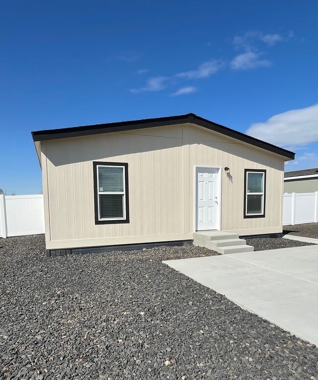 Building Photo - Charming 3 Bedroom 2 Bathroom Home for Rent or Purchase