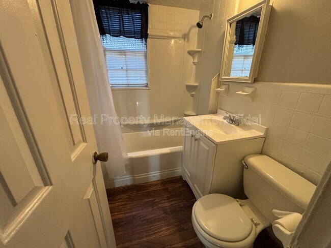 Building Photo - 1624 Rolfe Pl