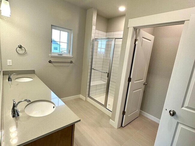 Building Photo - 4190 S Park Dr