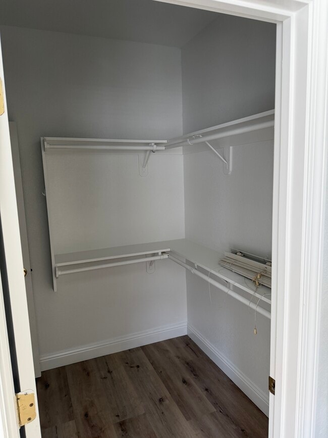 Building Photo - 1097 E Sarazen Ave