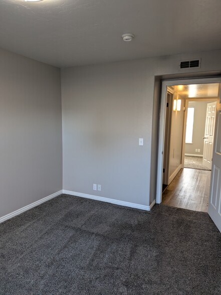 Building Photo - 1050 S Orem Blvd