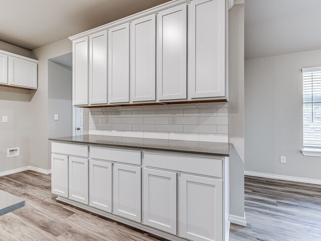 Building Photo - Newer home only minutes away from Paycom, Falling Springs Addition + Greenbelt lot + Deer Creek S...