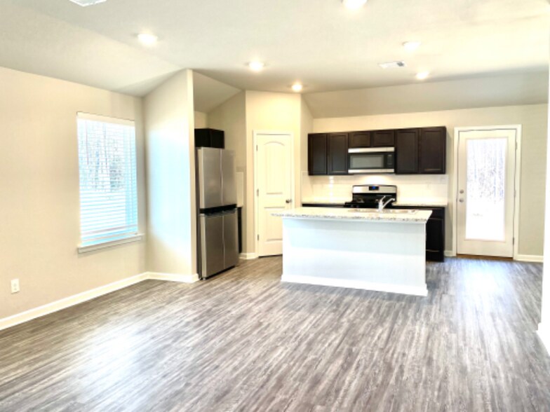 Building Photo - 33419 Hyacinth St