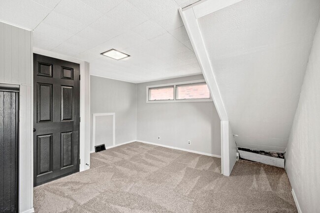 Building Photo - Stunning 3 bedroom home in Carrick available May 15!