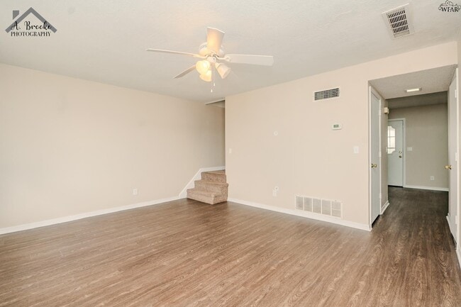 Building Photo - 1215 N Pacific Ave