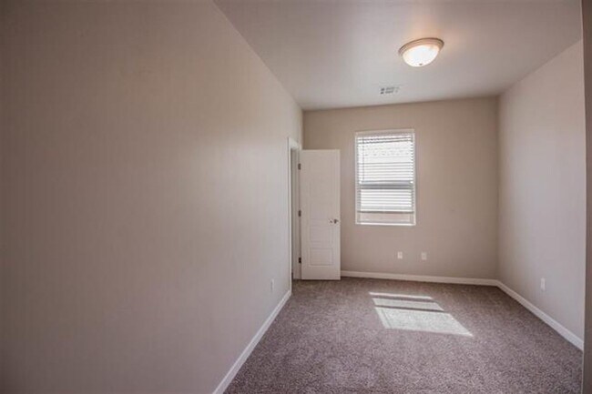 Building Photo - Spectacular 3 bed 2 bath home