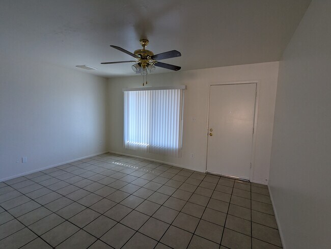 Building Photo - 563 N Santa Anna