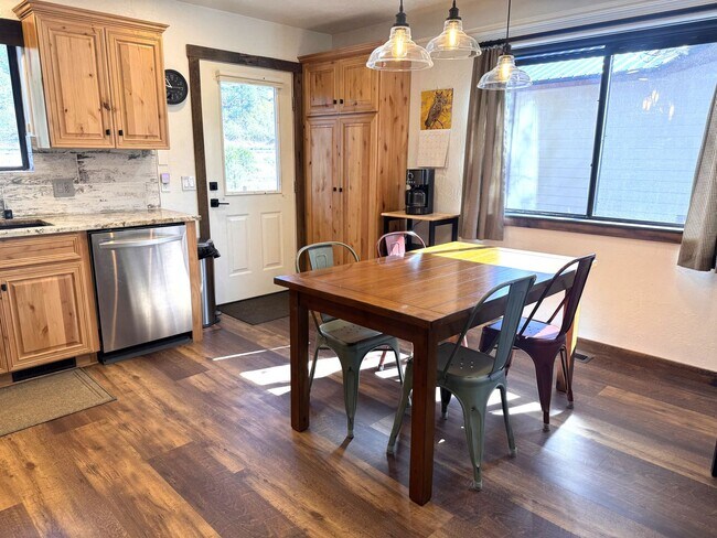 Building Photo - Charming 3-Bedroom, 2-Bath Home!