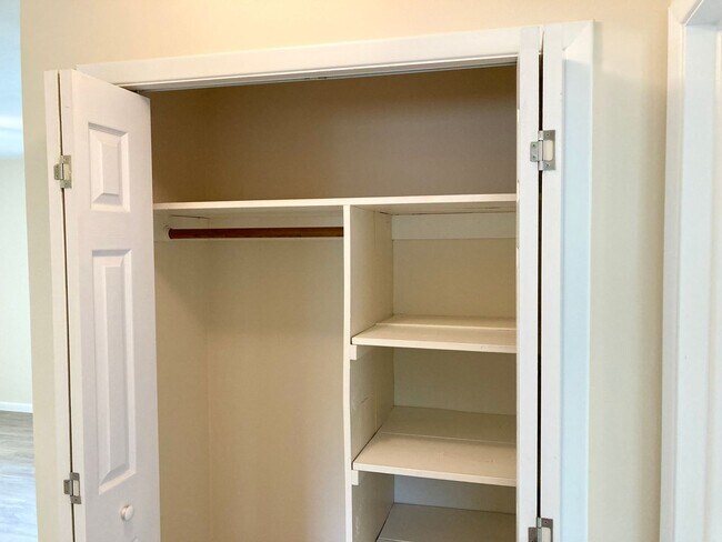 Building Photo - Clean ready to go 2/1 in Beverly Hills!