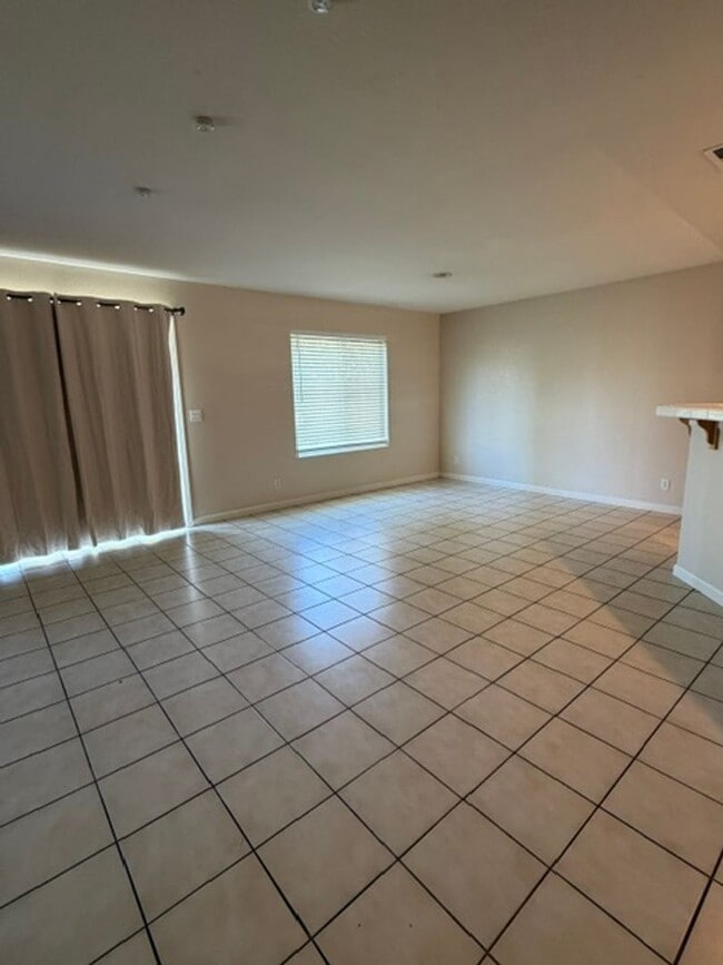 Building Photo - 4 Bedroom, 2.5 Bath Home For Rent