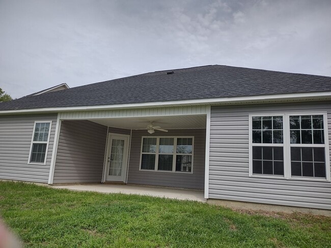 Building Photo - Home close to beach and bases.