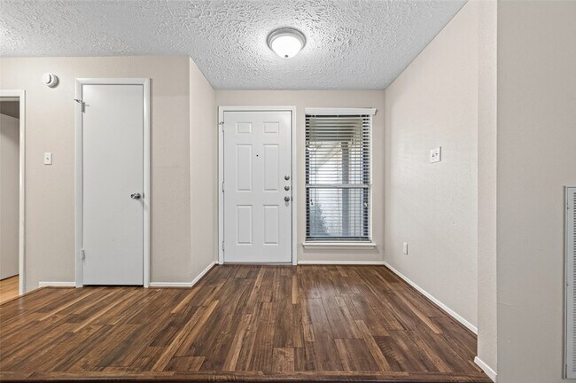 Building Photo - 5346 King Richard Dr