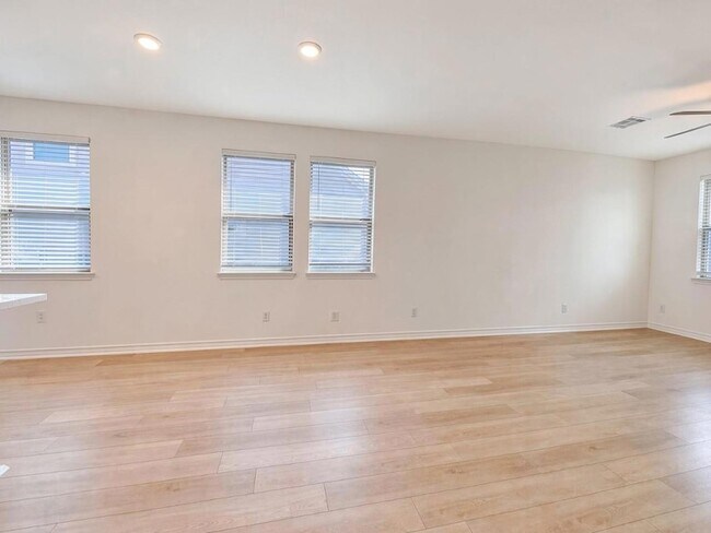 Building Photo - 366 Papaya Dr