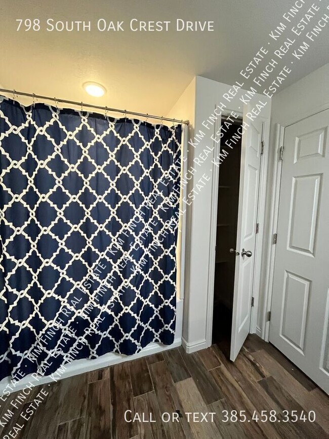 Building Photo - 798 S Oak Crest Dr