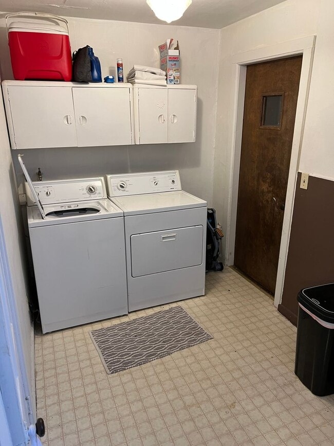 Building Photo - Great location 4 bedroom, 2 bathroom house...