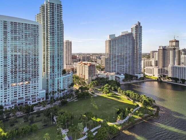 Building Photo - 2000 N Bayshore Dr