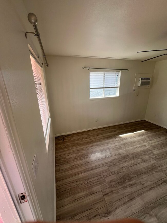 Building Photo - Oroville-3 bedroom 1 bath home, yard, newl...