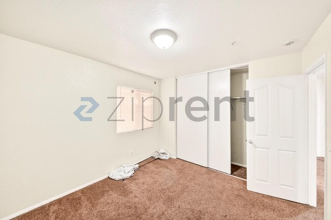 Building Photo - 6085 Medinah St