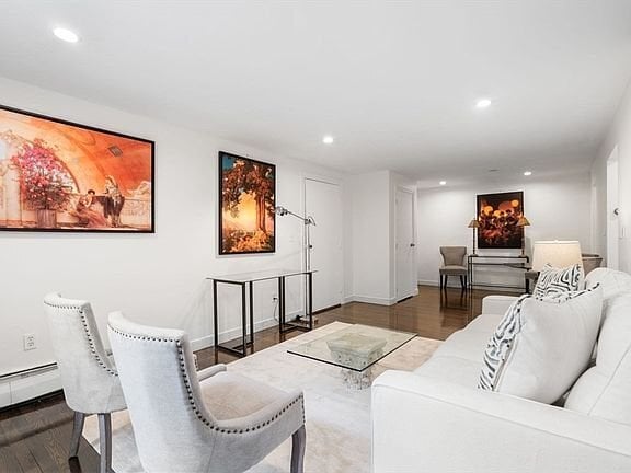 Building Photo - 8 Commonwealth Ct