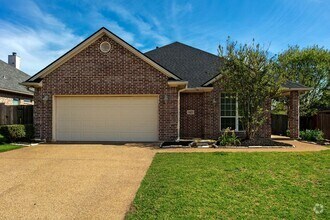 Building Photo - 3 Bedrom 2 bath with a 2 car garage