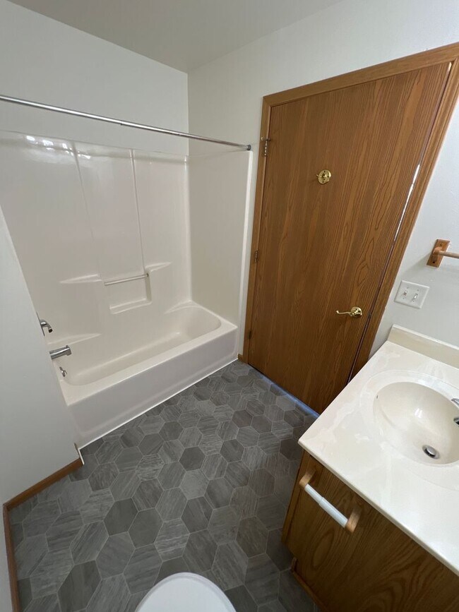 Building Photo - Large 2 Bedroom, 2 Bath apartment with 2 c...